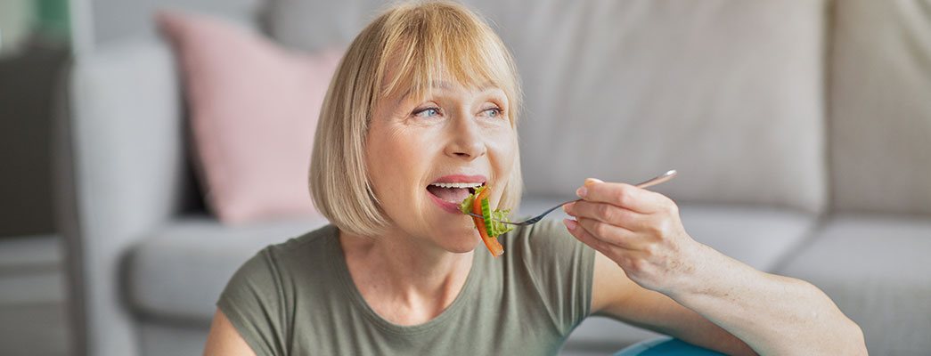 Essende Frau